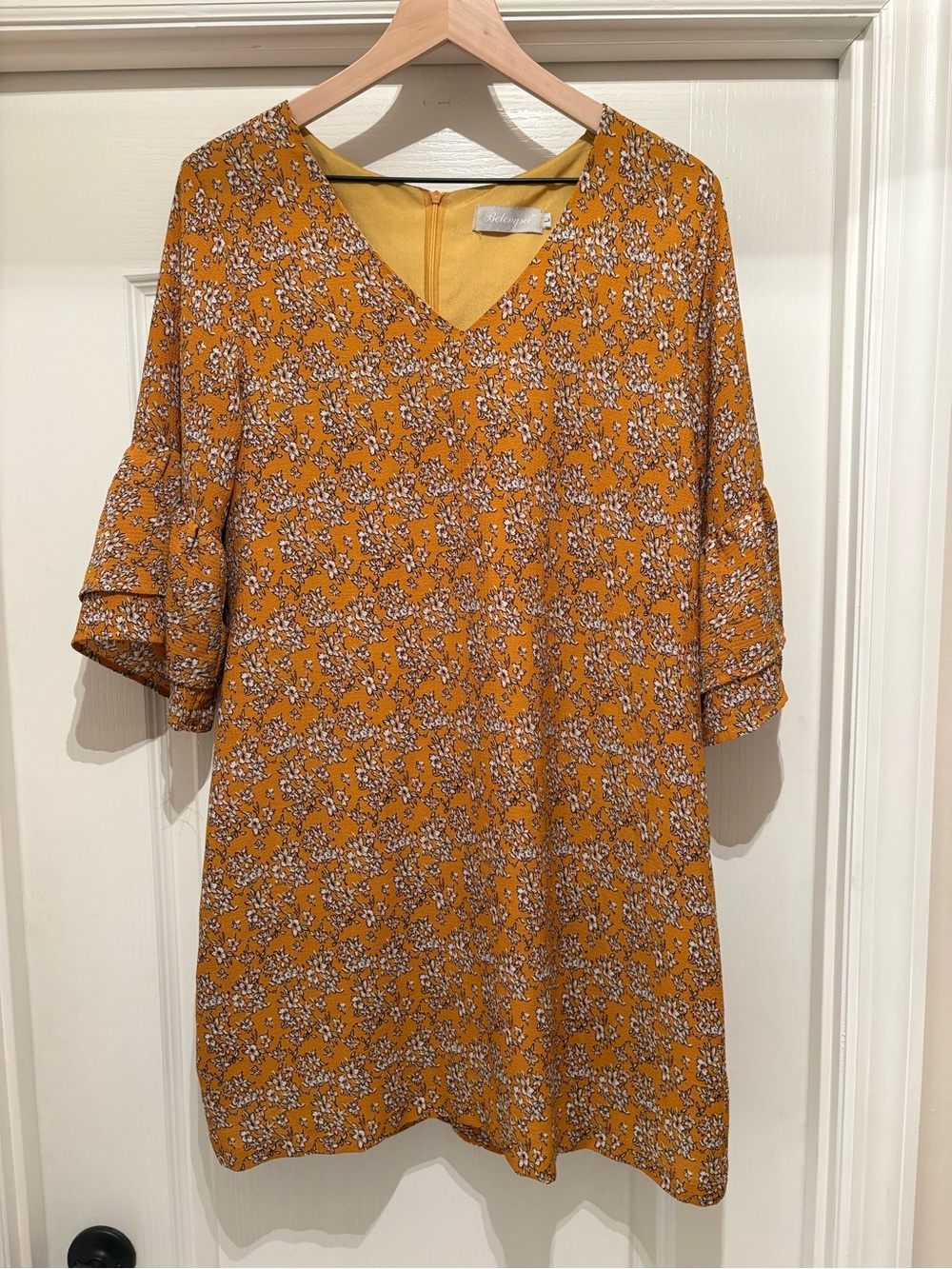 Women’s Belongsci mustard yellow floral vneck dress tiered ruffle sleeves size L